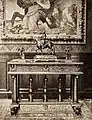 Bronzen des 16. Jahrhunderts im roten Saal, dahinter Deianira und Nessus