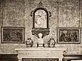 Gesellschaftsräume – zwei Bronzereliefs von Francesco Bertos: Heiliger Daniel von Padua vom Pferd geschliffen vor den Römern und Martyrium des heiligen Daniel von Padua
