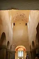 Innenraum mit Wandmalereien