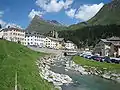 Blick auf das Dorf an der MoesaIm Hintergrund der Piz Uccello