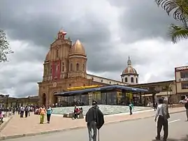 Hauptpark und Basilika von San Pedro de los Milagros