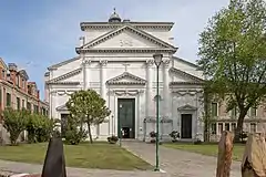Fassade der Kirche