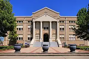 San Jacinto Courthouse in Coldspring (2014). Das 1917 errichtete Verwaltungs- und Gerichtsgebäude des Countys ist seit Mai 2003 im NRHP eingetragen.