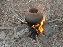 Kochen im Tonkrug auf dem offenen Feuer