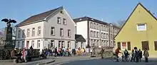 Die damalige Friedrichschule, heute Gustav-Wiederkehr-Schule (mittleres Gebäude), diente als KZ-Außenstelle