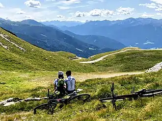 Blick vom Sandjöchl nach Süden, alte Militärstraße unterhalb