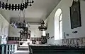 Renaissancesaal mit gotischen Fresken und modernen Porträts
