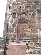 Barockes Sandstein­kreuz an der Turmwest­seite