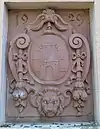 Das Wappen der Stadt in Sandstein am Max-Planck-Gymnasium