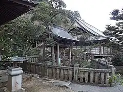 Sankaku-ike Umzäunungmit Bentendō