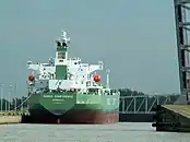 Der Öltanker Sanko Confidence in der Schleuse, im Hintergrund die  Berendrechtbrug