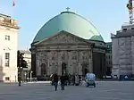 Sankt Hedwigskathedrale, die Hedwigskirchgasse verläuft rechts neben dem Kirchengebäude