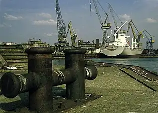 Das im Frühjahr 1994 fertiggestellte 1700-TEU-Containerschiff Santa Margherita der Reederei Claus Peter Offen kurz vor der Ablieferung am Ausrüstungspier der Flender-Werft
