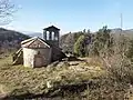 Die romanische Kirche Santa Maria de Freixe mit dem Tor in der Apsis