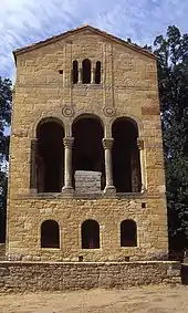 Gestelze Bögen (Santa Maria des Naranco, Spanien)