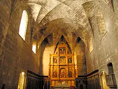 Kapelle de los Reyes, mit dem Renaissance-Retabel in der Mitte, das Marmorgrab vorne, Arkosolium rechts und links