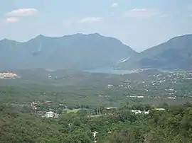Santiago – Ortsansicht mit Stausee