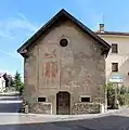 Die mit Fresken geschmückte Westfassade