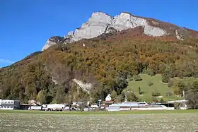 Vild von Osten. In der Mitte die Marienkapelle, links unter dem Fels der Eingang zum Bergwerk Gonzen.