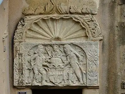 Stein der Sankt-Jakobspilger über der Sakristeitür