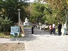 Martiros-Sarjan-Park mit Martiros-Sarjan-Statue am Französischen Platz