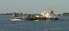 Saugbagger „Ostsee“ mit gefülltem Laderaum auf der Unterelbe