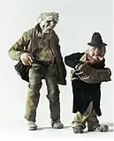 Irmgard Reumann: Bettelnder Vagabund (1928) und Straßenmusikant mit Ziehharmonika (1936). (Deutsches Spielzeugmuseum)