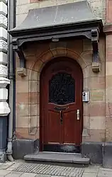 Haupteingang mit Fensterverdachung (2018)