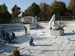 Najadenbrunnen wird restauriert, Steinboden harter weißer Kaiserstein
