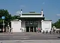 Durchschnitt­lich or­na­men­tier­tes Auf­nahms­ge­bäu­de in Schön­brunn in­fol­ge mitt­le­rer Ent­fer­nung zur In­ne­ren Stadt
