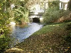 Durch die Schönholzer Brücke zum Park