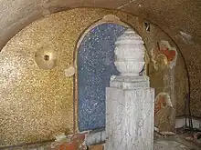 Schmuckurne in der Krypta