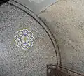Blumen-Falter-Motiv in der Krypta