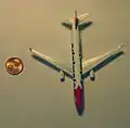Schabak Modellflugzeug Edelweiss Air, daneben zum Größenvergleich eine US-Cent Münze