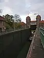 Einfahrt eines Schiffes in die Schleuse, von der Schleusenkammer aus gesehen.