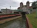 Einfahrt eines Schiffes von der Unterseite der Schleuse aus gesehen.