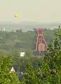 ~3,5 km nach Süden: Schacht XII von Zeche Zollverein (mit SchachtZeichen-Ballon am 22. Mai 2010)