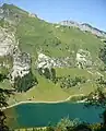 Der Schäfler hoch über dem Seealpsee von Süden gesehen. Am rechten Bildrand die Zislerwand.