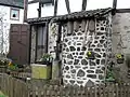 Alte Werkzeuge an einem Bauernhaus