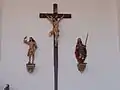 Missionskreuz mit Figuren der Heiligen Sebastian und Rochus