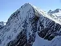 Schaufelspitze von Nordwesten. Dahinter Zuckerhütl und Pfaf­fenschneide. Rechts im Vordergrund die Schaufeljochbahn.