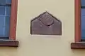 Gotischer Gedenkstein für Kirchenbau mit der Jahreszahl 1134, darauf das Wappen derer von Gemmingen