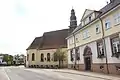 Altes Rat- und Schulhaus von 1836 mit St.-Nikolaus-Kirche