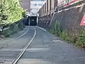 Zufahrt zum Intercity Hotel und Media Markt, die auch zum Schellfischtunnel führt. Man sieht die alten Gleise der Hafenbahn, die auf diesem Abschnitt nicht entfernt wurden.
