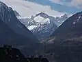 Blick von Bludenz auf den Wildberg (Mitte) nach einem Spätwintereinbruch