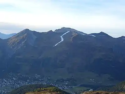 Blick ins Parsenngebiet, sichtbar zwei beschneite Pisten.