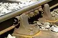 Älterer Schienen­stuhl mit Verbindungs­lasche auf einer Bahnstrecke bei Killarney, Irland