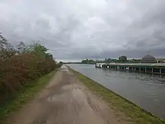 Ein Schiff fährt über die Brücke, aufgenommen von Westen.