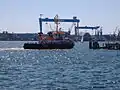 Fördedampfer „Falckenstein“, im Hintergrund die Werft HDW
