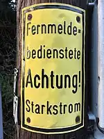 Hinweisschild: Doppel­binde­strich als Schrift­variante des Bindestrichs